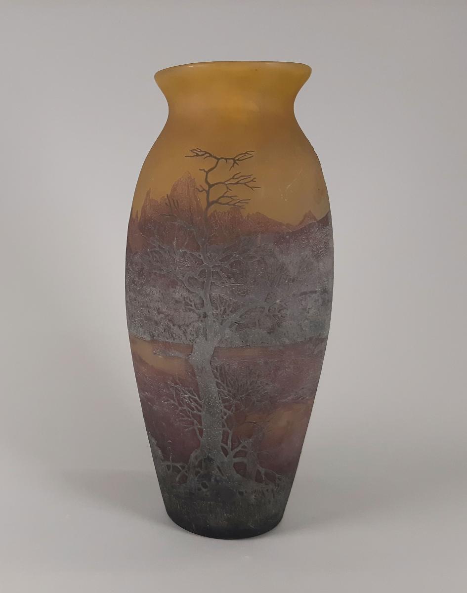Vase mit umlaufender Uferlandschaft