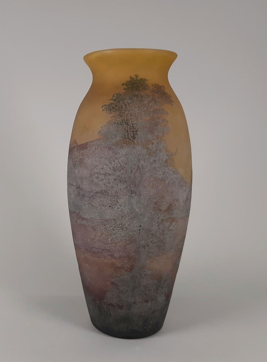 Vase mit umlaufender Uferlandschaft