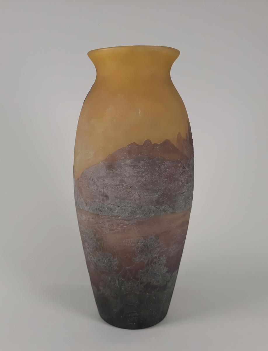 Vase mit umlaufender Uferlandschaft