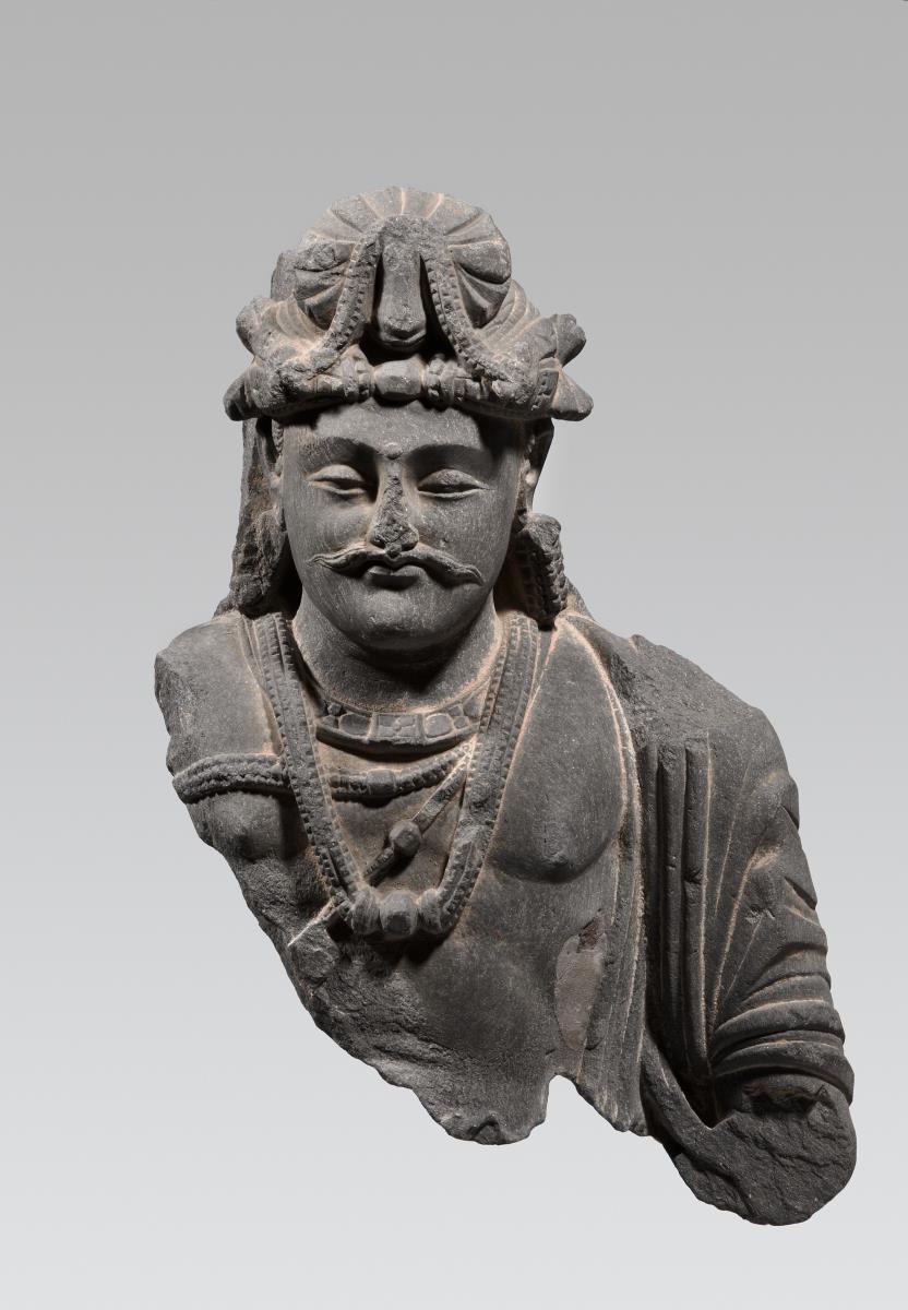 Oberkörper eines Bodhisattva mit Turban (Fragment)