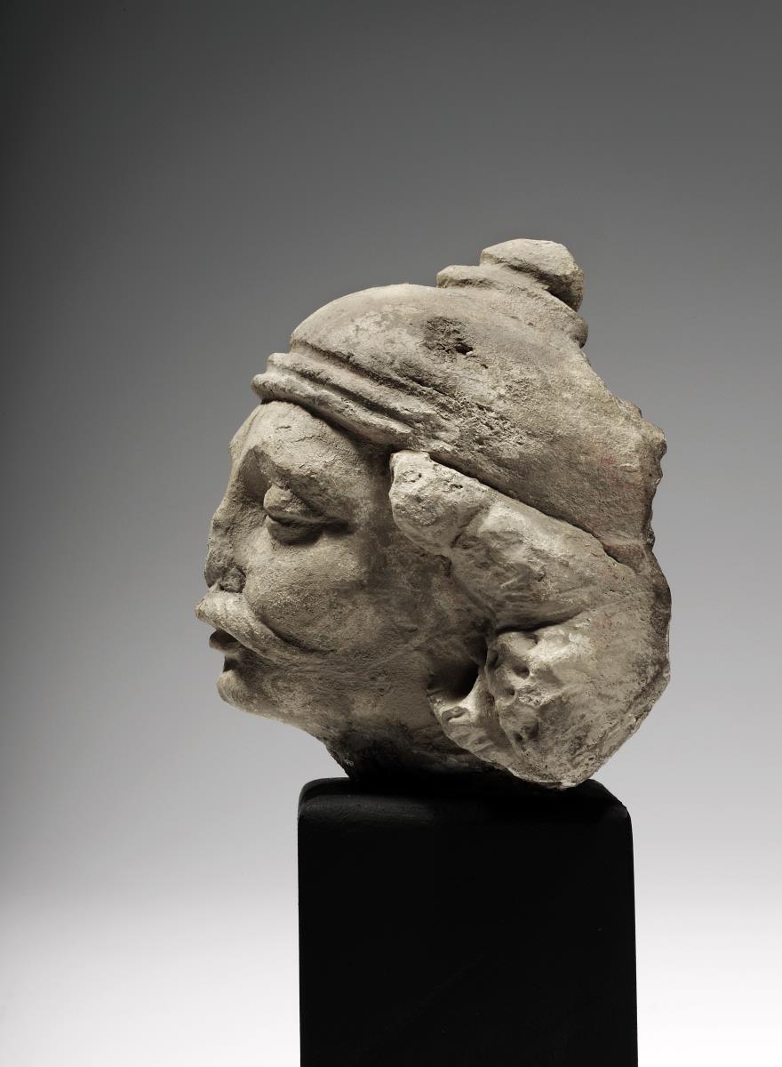Kopf eines Mannes mit Schnurrbart und Mütze oder Helm