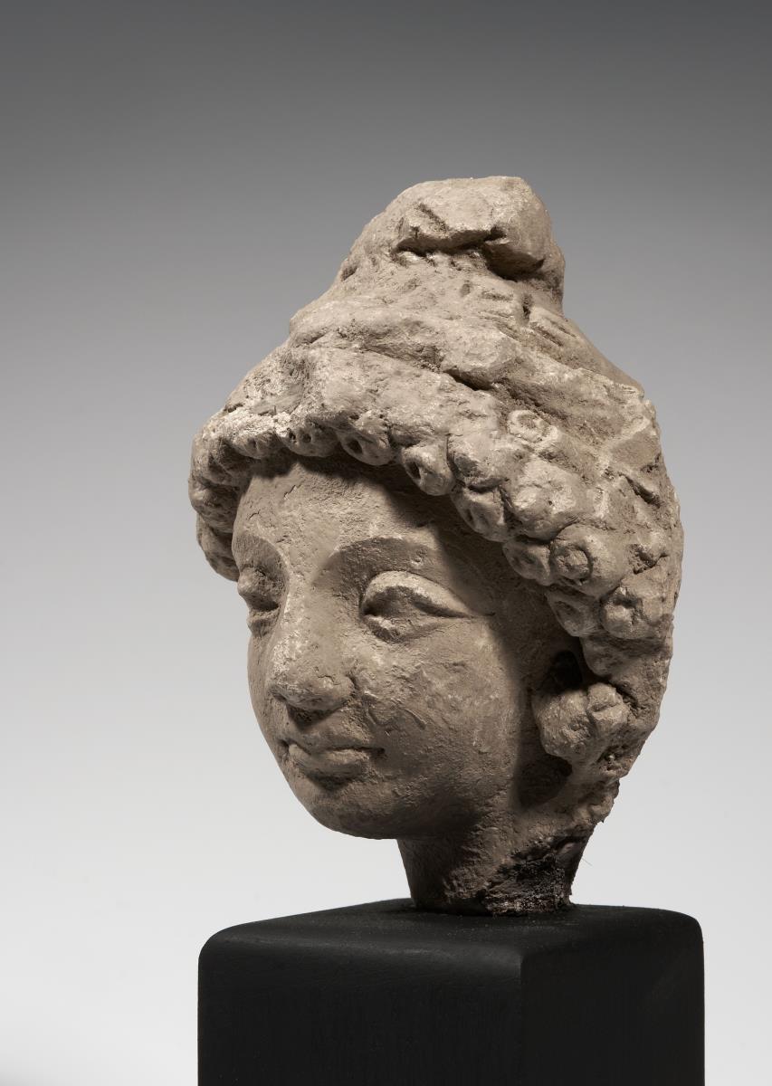 Kopf eines Bodhisattva (?) mit Ringellocken