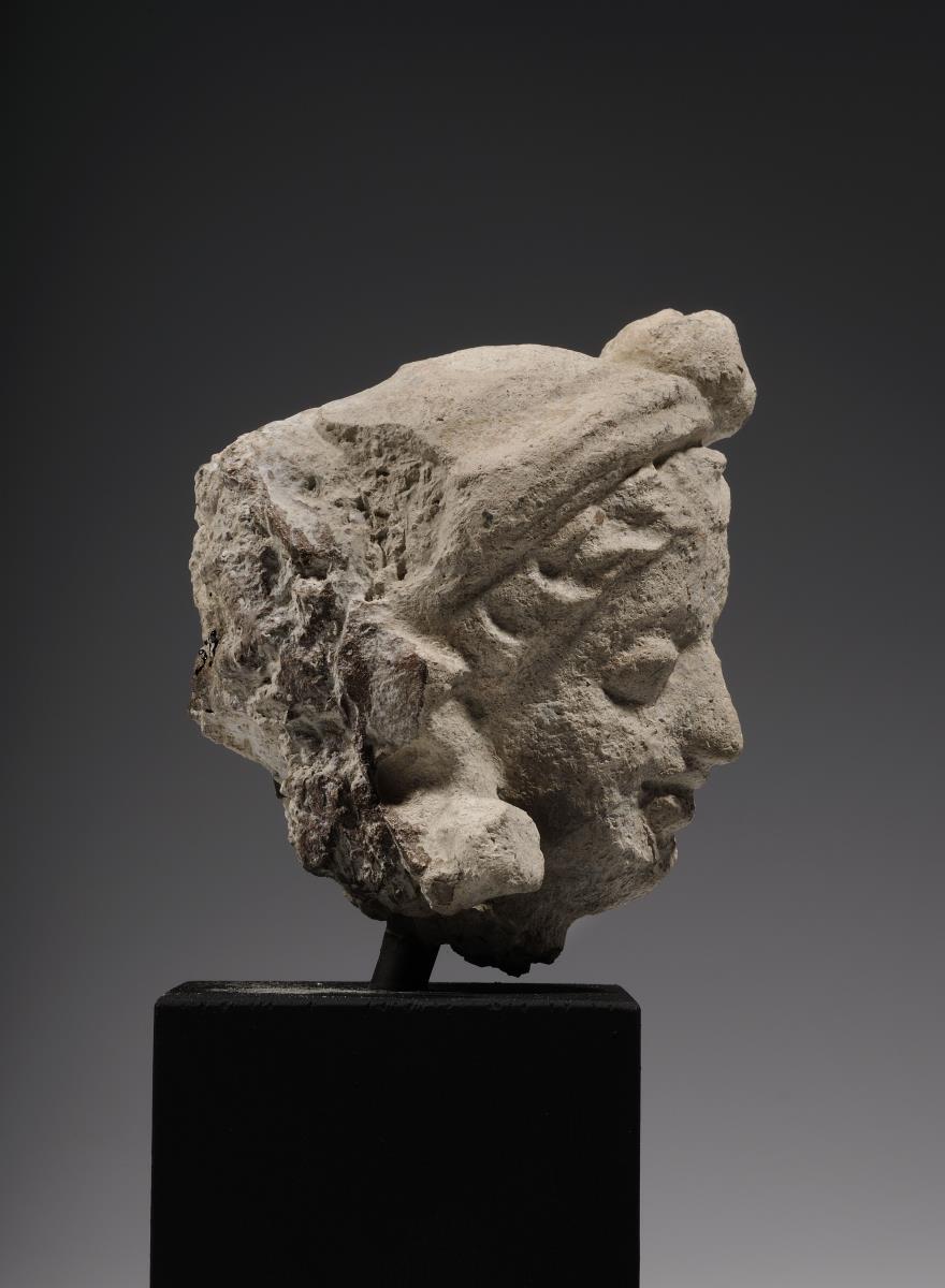 Kopf einer weiblichen Begleitfigur