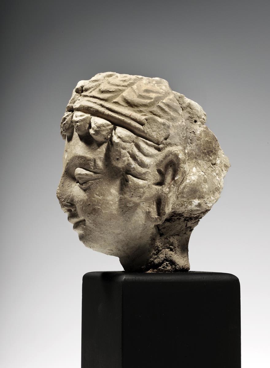 Kopf (einer Frau?) mit Haarreif