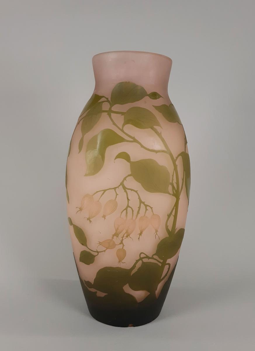 Vase mit Hagebuttenzweigen