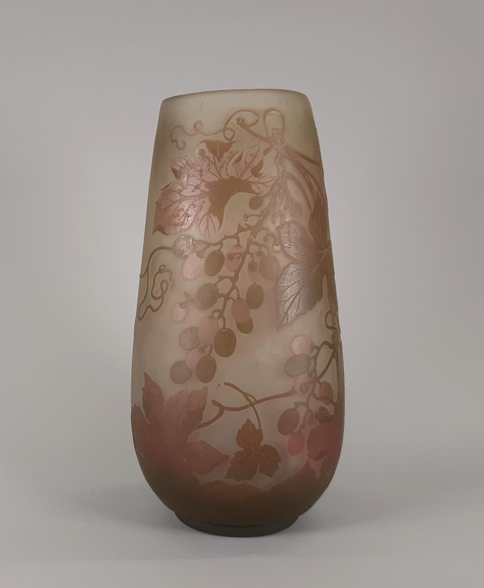 Vase mit Weinrankendekor
