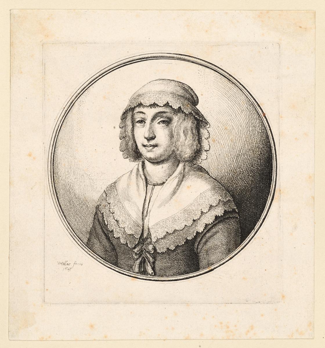 Frau mit Kantenmütze und mehreren Brustschleifen