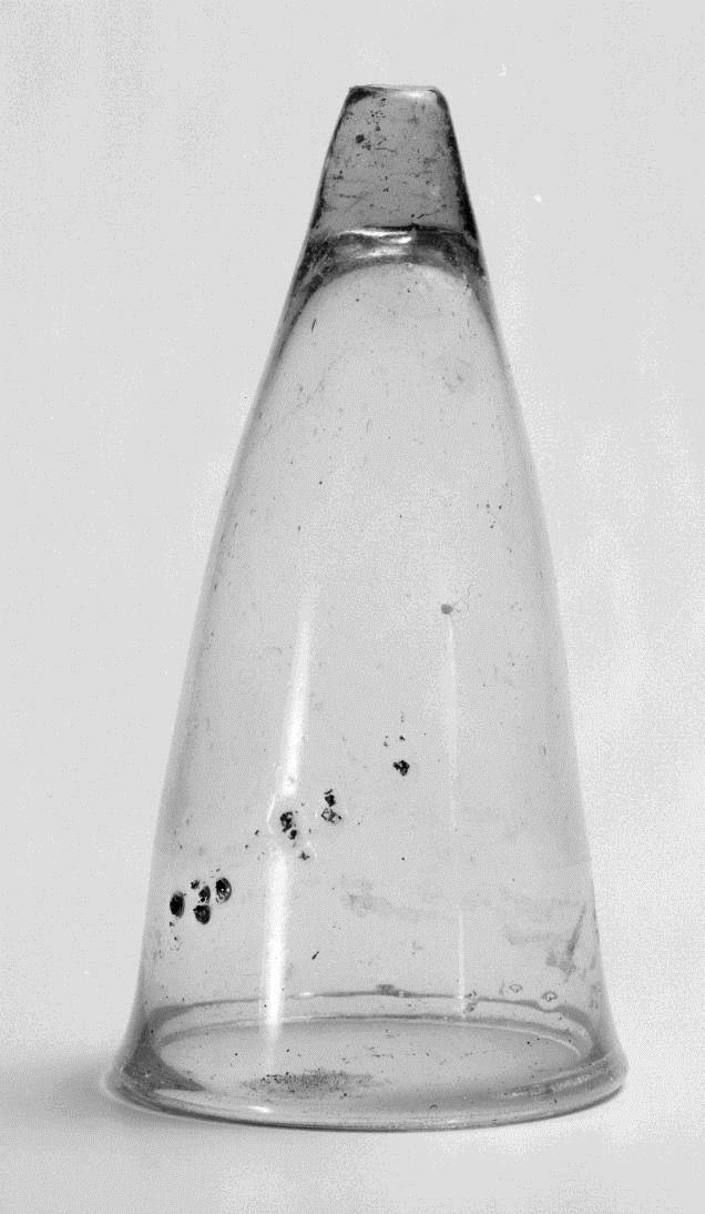 Spitzkonischer Becher (oder Lampe?); Spitze abgesprengt
