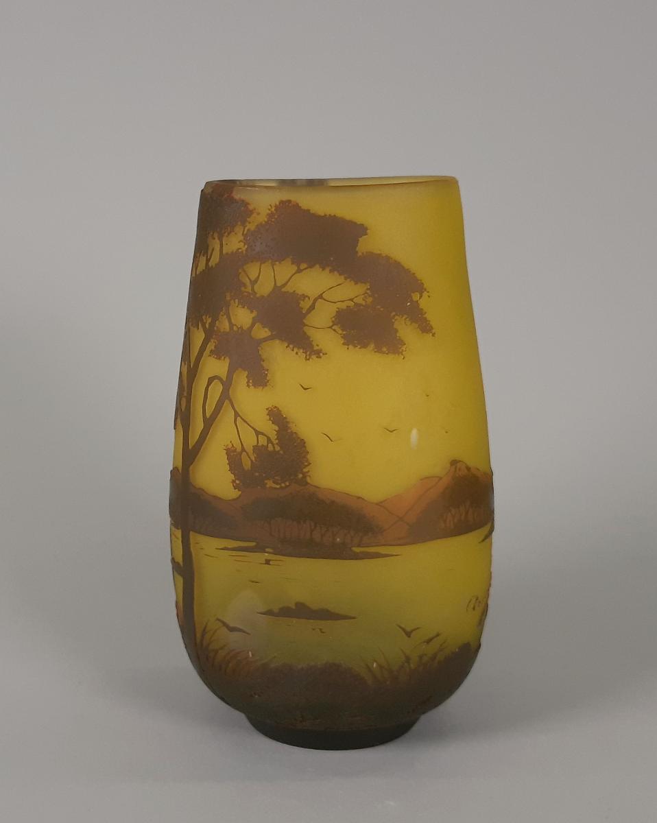 Vase mit Landschaft am See