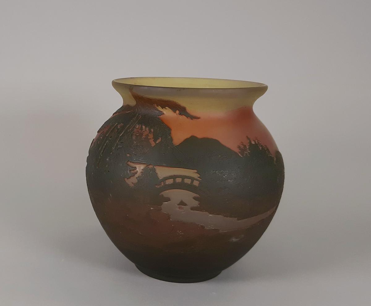 Vase mit umlaufender Uferlandschaft