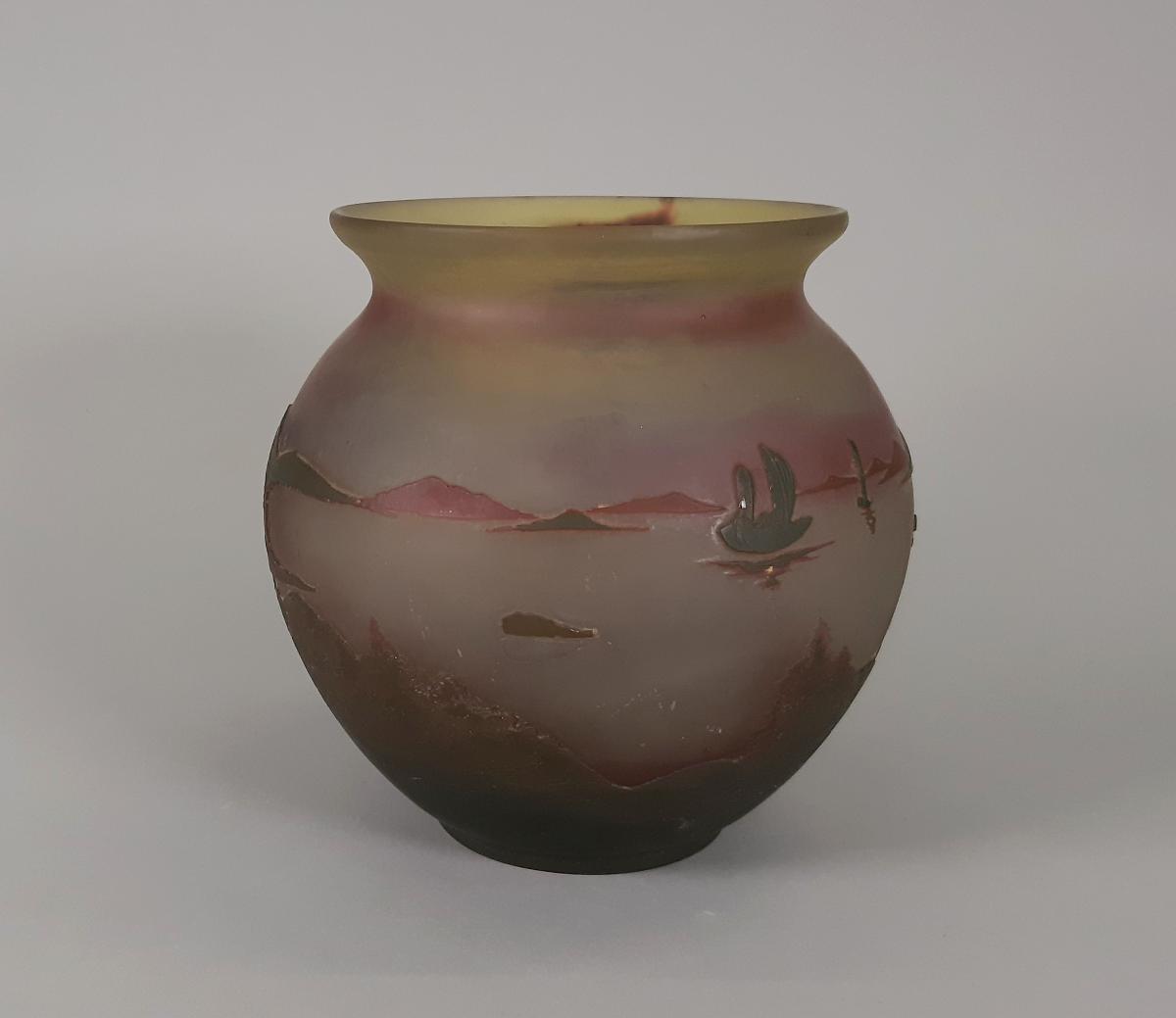 Vase mit umlaufender Uferlandschaft