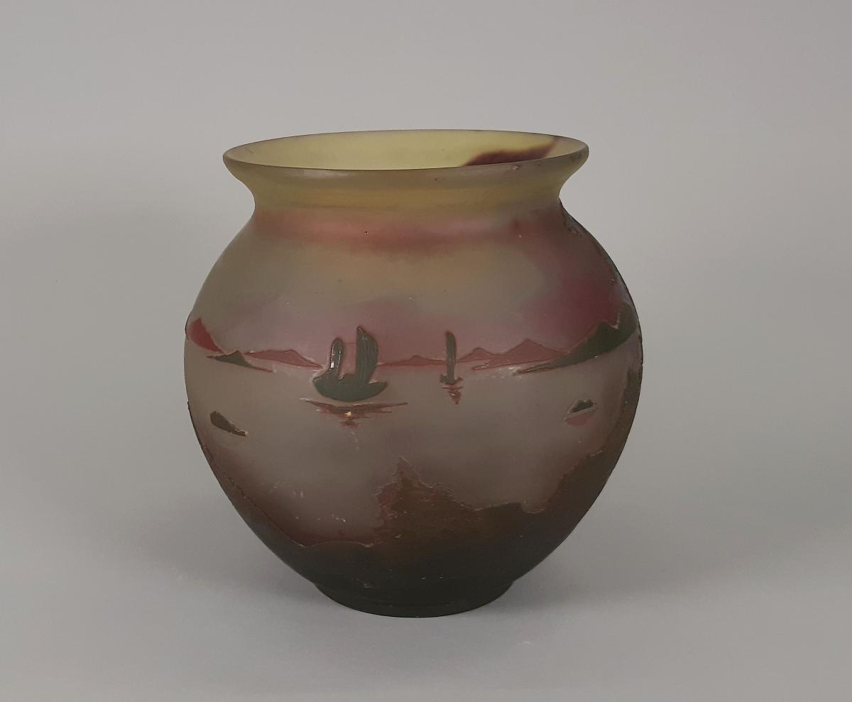 Vase mit umlaufender Uferlandschaft
