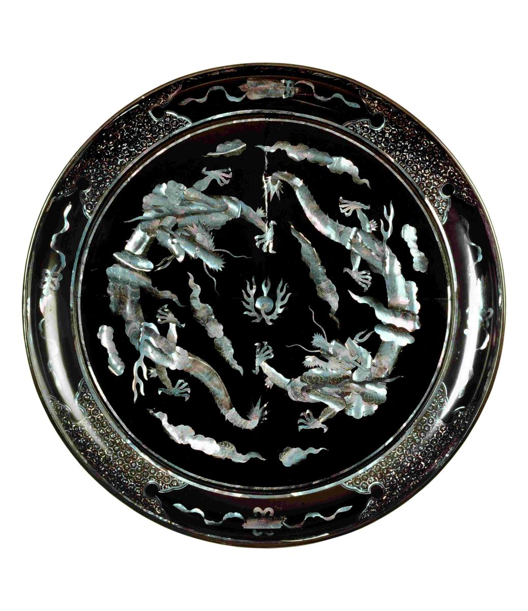 Tablett mit Dekor von Drachen zwischen Wolken