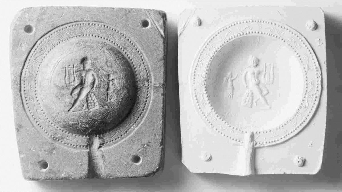 Gussform für ein Metallschälchen aus Steatit: Apollon auf dem Omphalos, daneben eine Nike