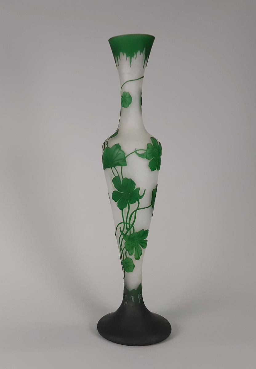 Vase mit floralem Dekor