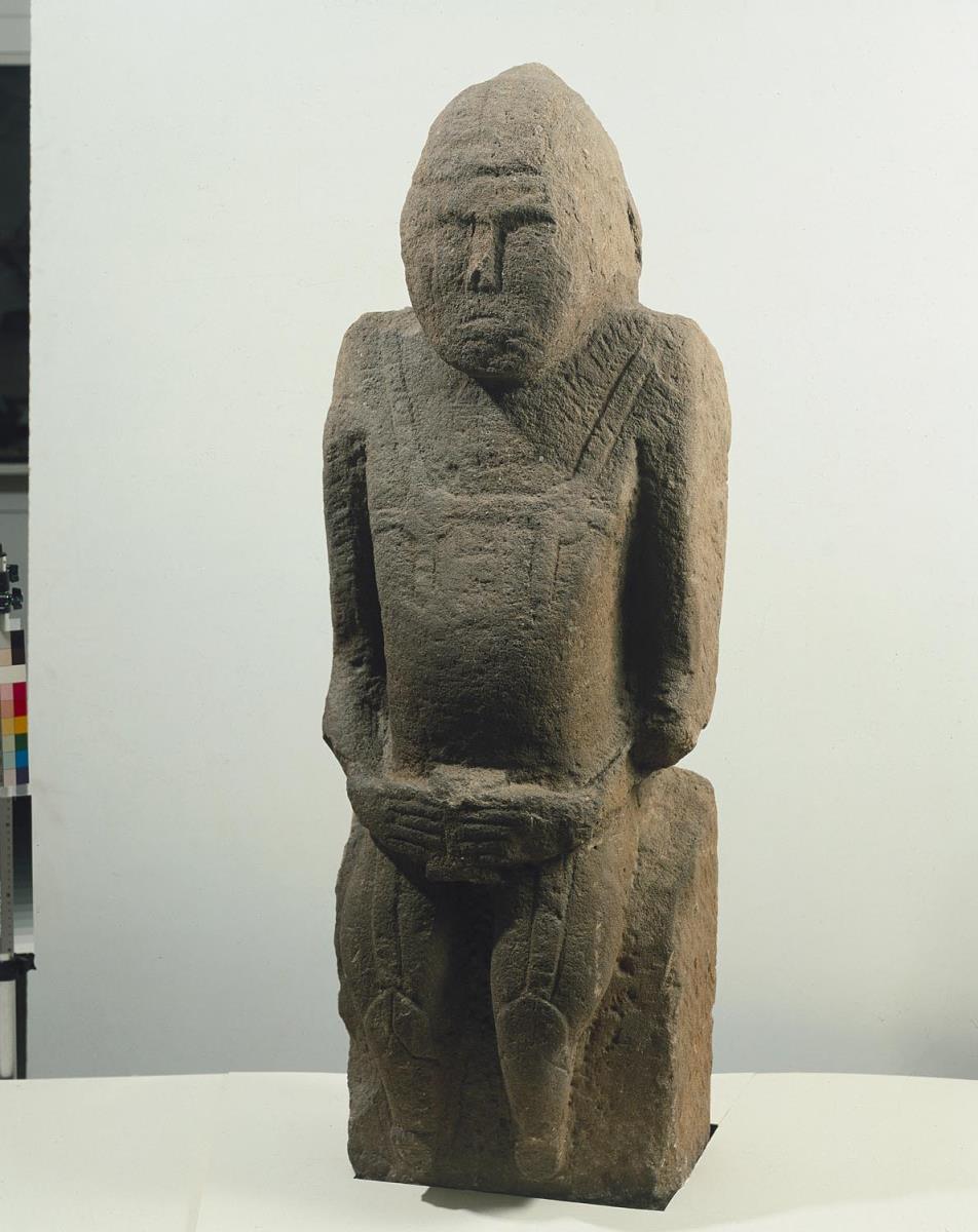 Kumanische Statue mit Helm, Brustpanzer und Reitstiefeln