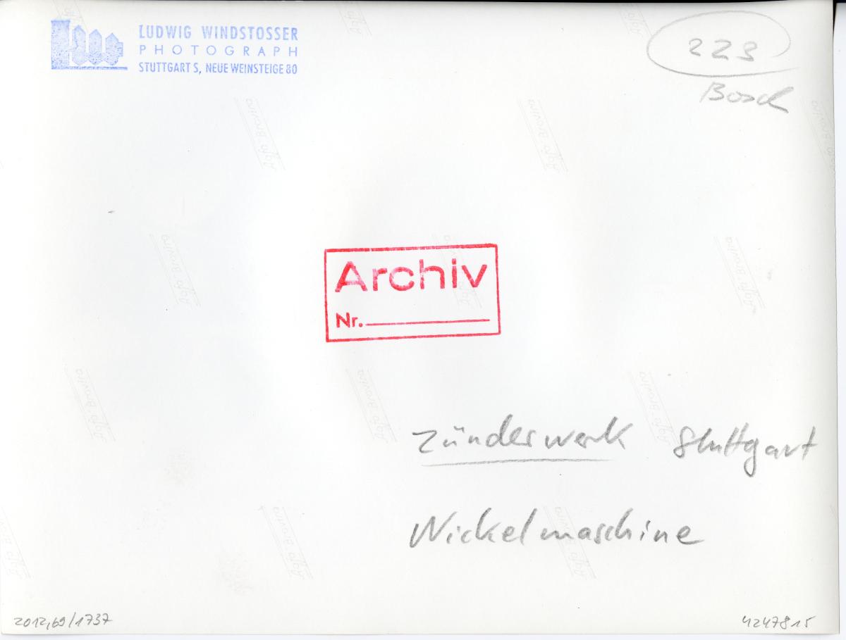 Robert Bosch GmbH, Arbeiterin an einer Wickelmaschine im Zünderwerk Stuttgart