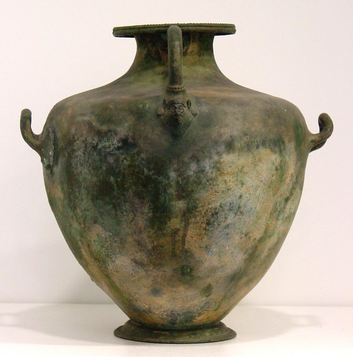 Hydria mit Deckel (vom Deckel heute nur der nicht zugehörige Vogel erhalten)