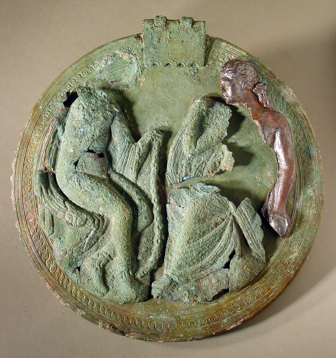Griechischer Klappspiegel mit Relief: ""Mädchen und Satyr einander gegenüber sitzend. ...""