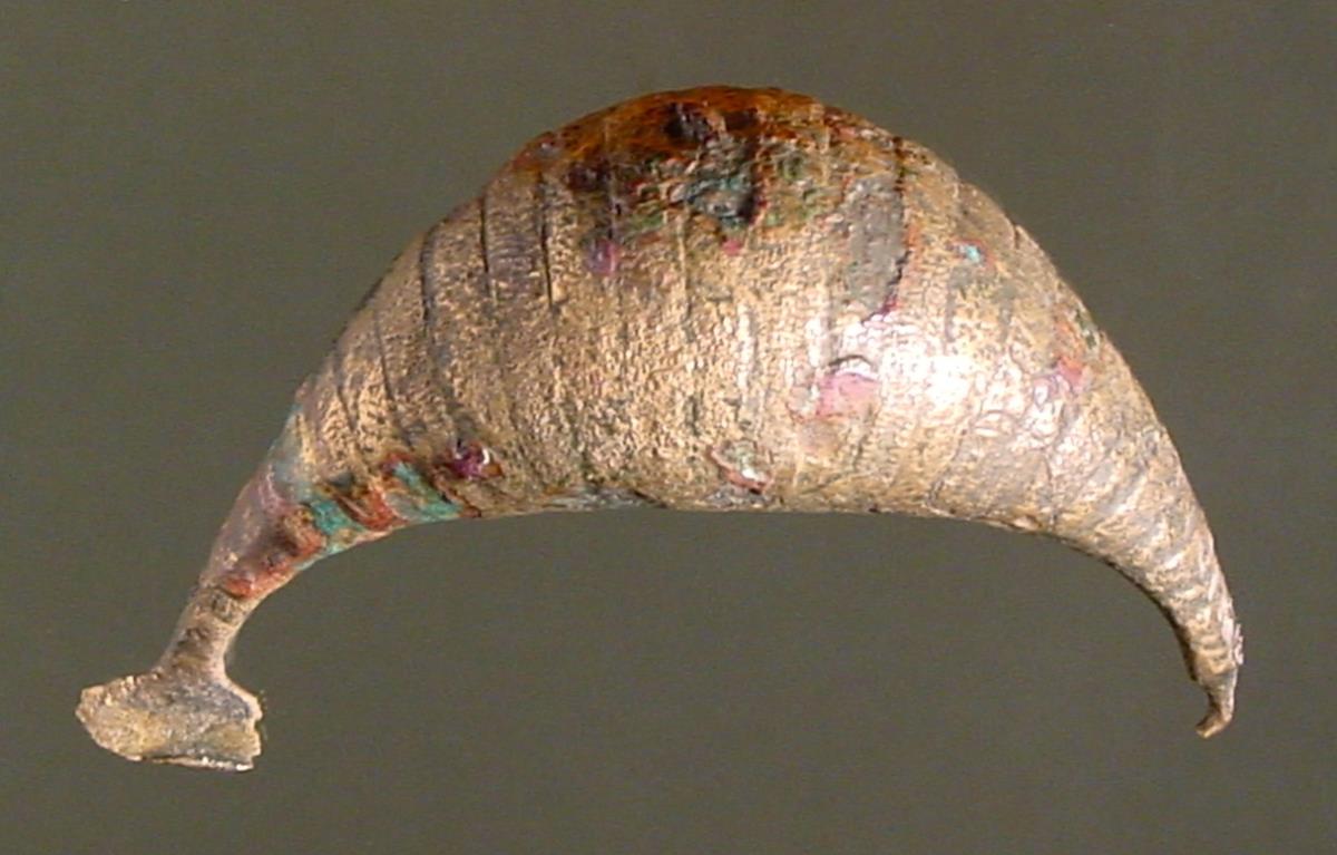 Fibel mit vollem, geschlossenem, geschwelltem Bügel; gravierte Streifen