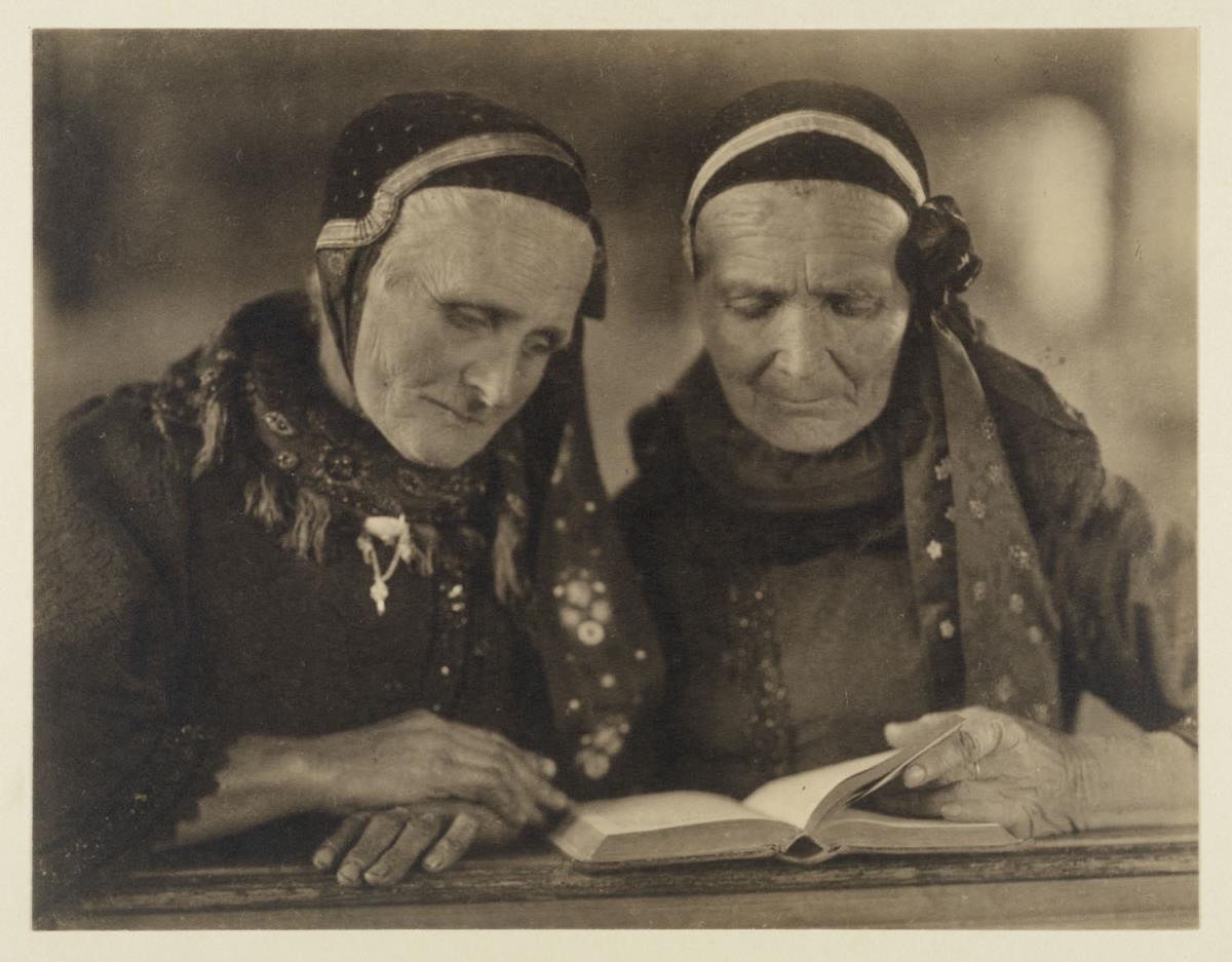 Ohne Titel (Zwei Bäuerinnen in Tracht mit Bibel)
