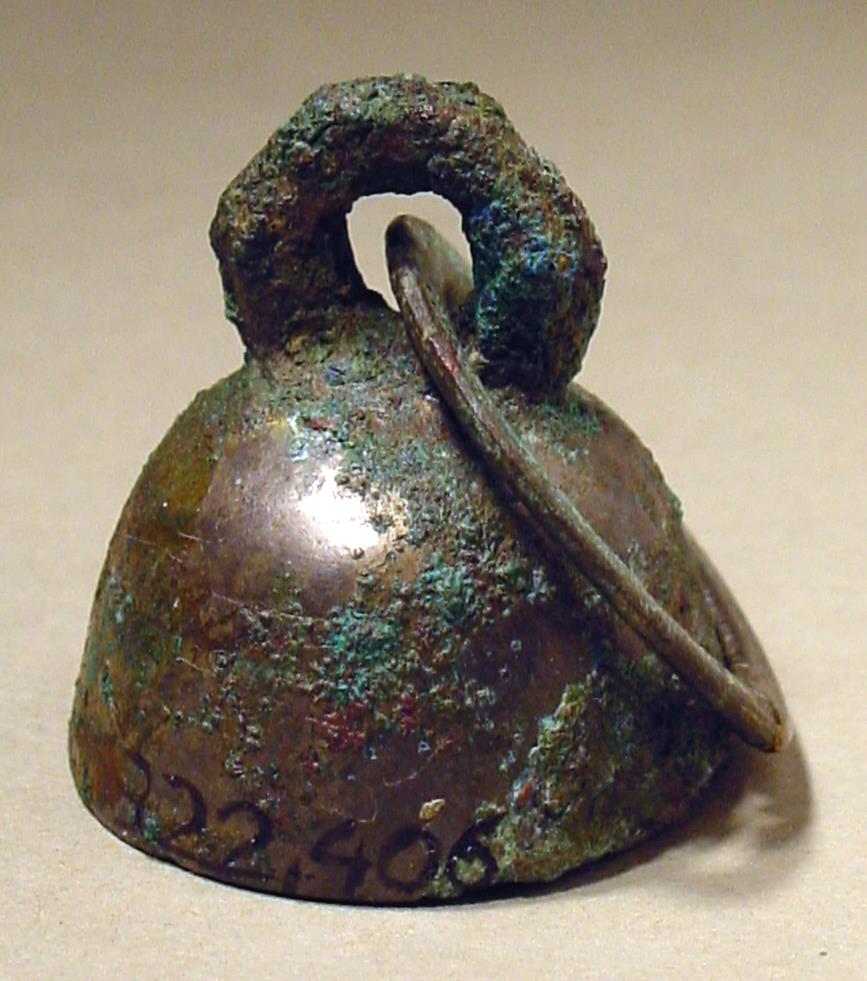 "Eine silberne Glocke mit Ring zum Aufhängen"