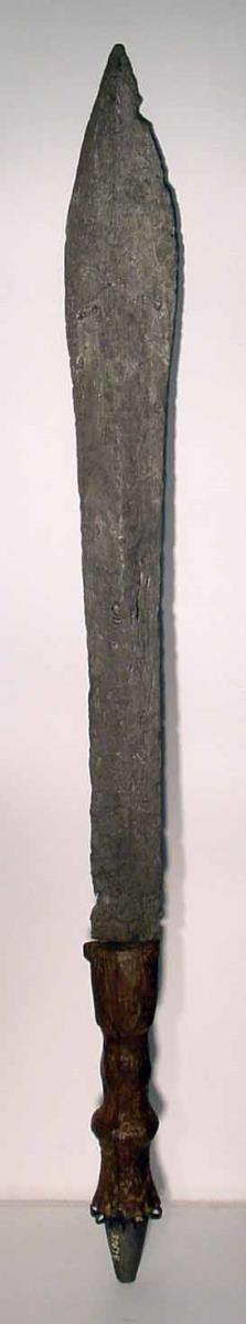 Schwert mit damaszierter Klinge und verziertem Holzgriff, oben mit Eisenknopf, darunter kleine angeschmiedete Eisenringe