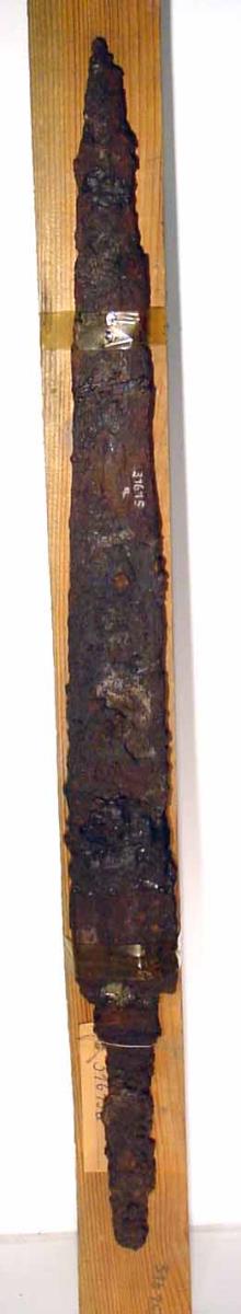 Schwert mit Griffangel, Holzscheidenreste erhalten