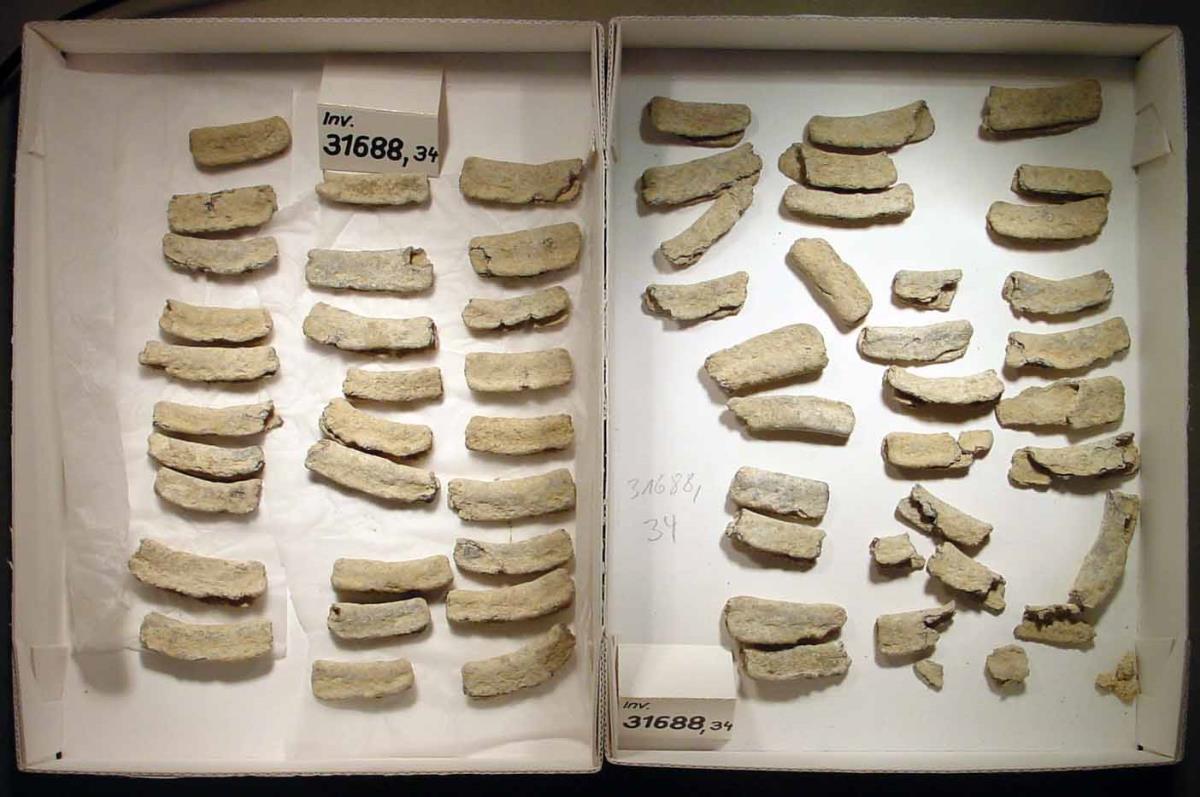Bleifragmente (Wandbehang?). Laut Inventarbuch: "ca. 83 Stücke Bleiblech, ... in der Mitte gefaltet")