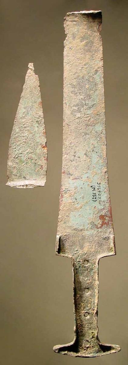 Schwert (wie Inv. 31690, 6) mit absichtlich umgebogener Spitze und vier Nagellöchern im Griff
