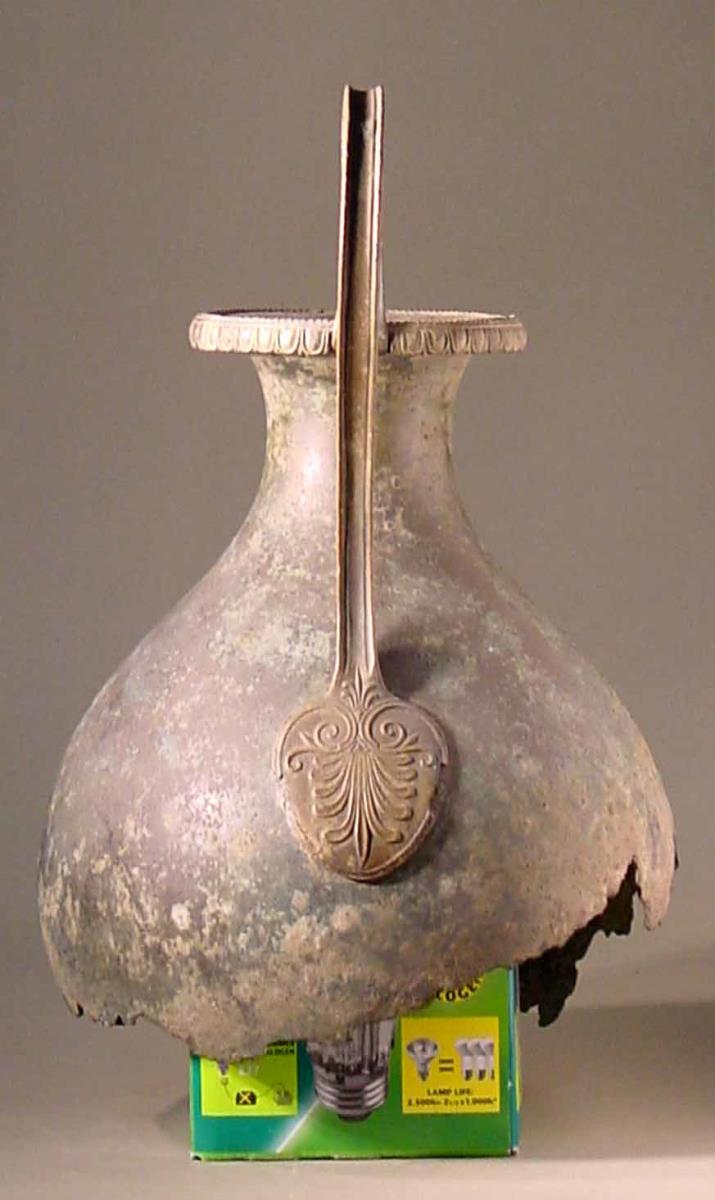 Bauchiger Krug mit zerstörtem Boden