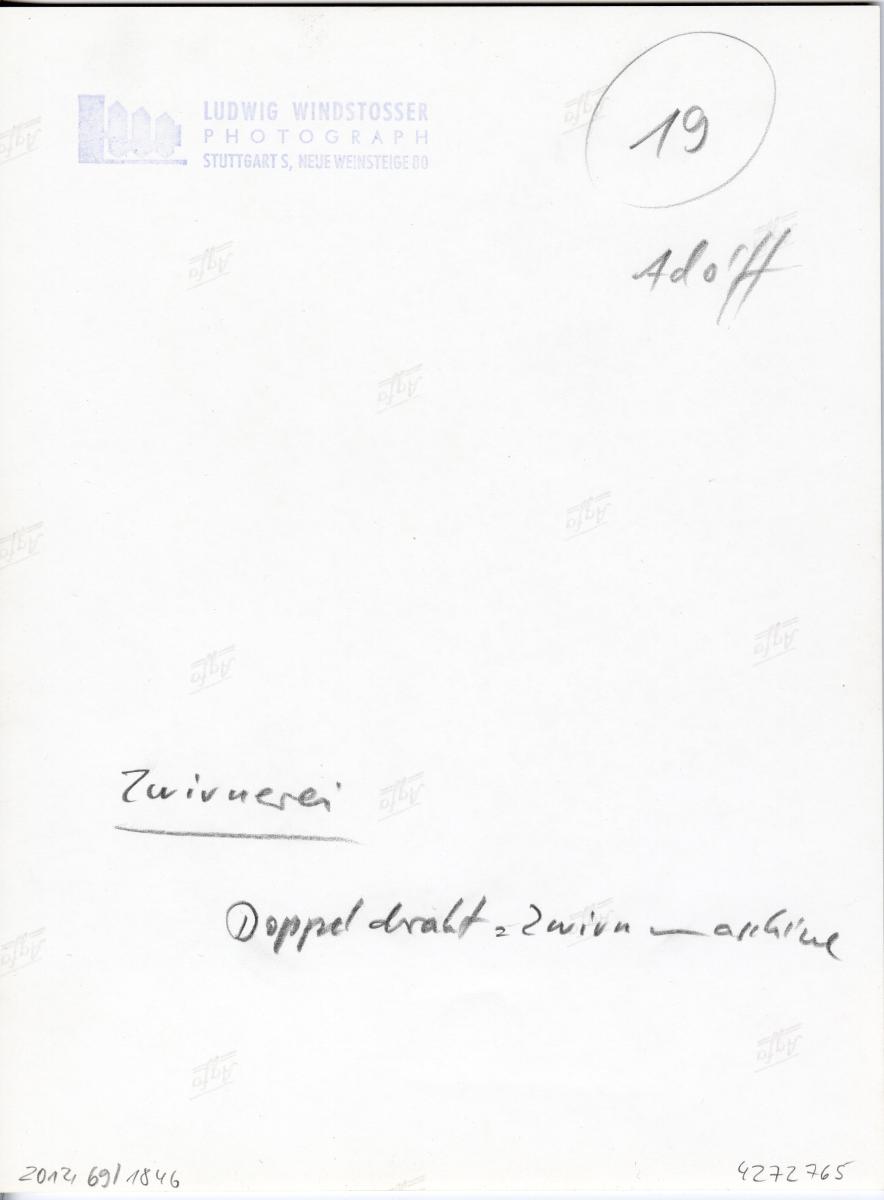 J.F. Adolff AG, Arbeiterin an einer Zwirnmaschine
