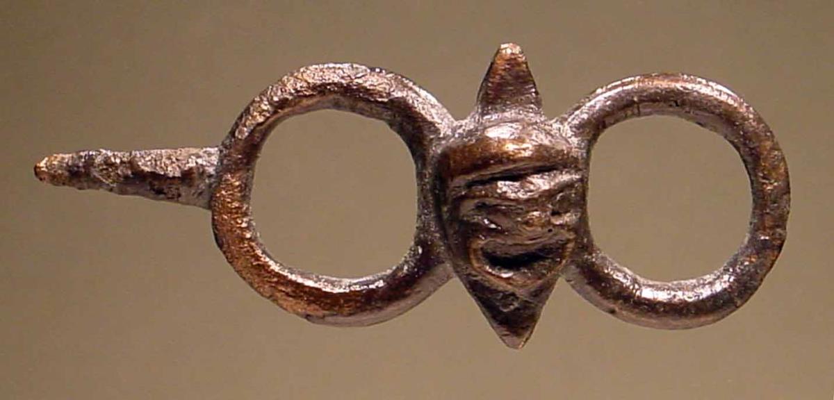 Gerät ähnlich der sog. Bogenspanner mit einer kleinen Maske zwischen zwei Ringen