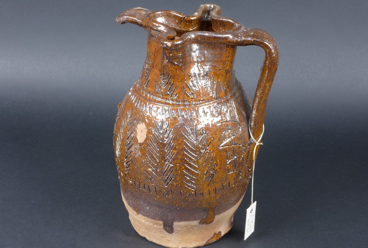 Brauner Krug mit abgebrochenem Henkel