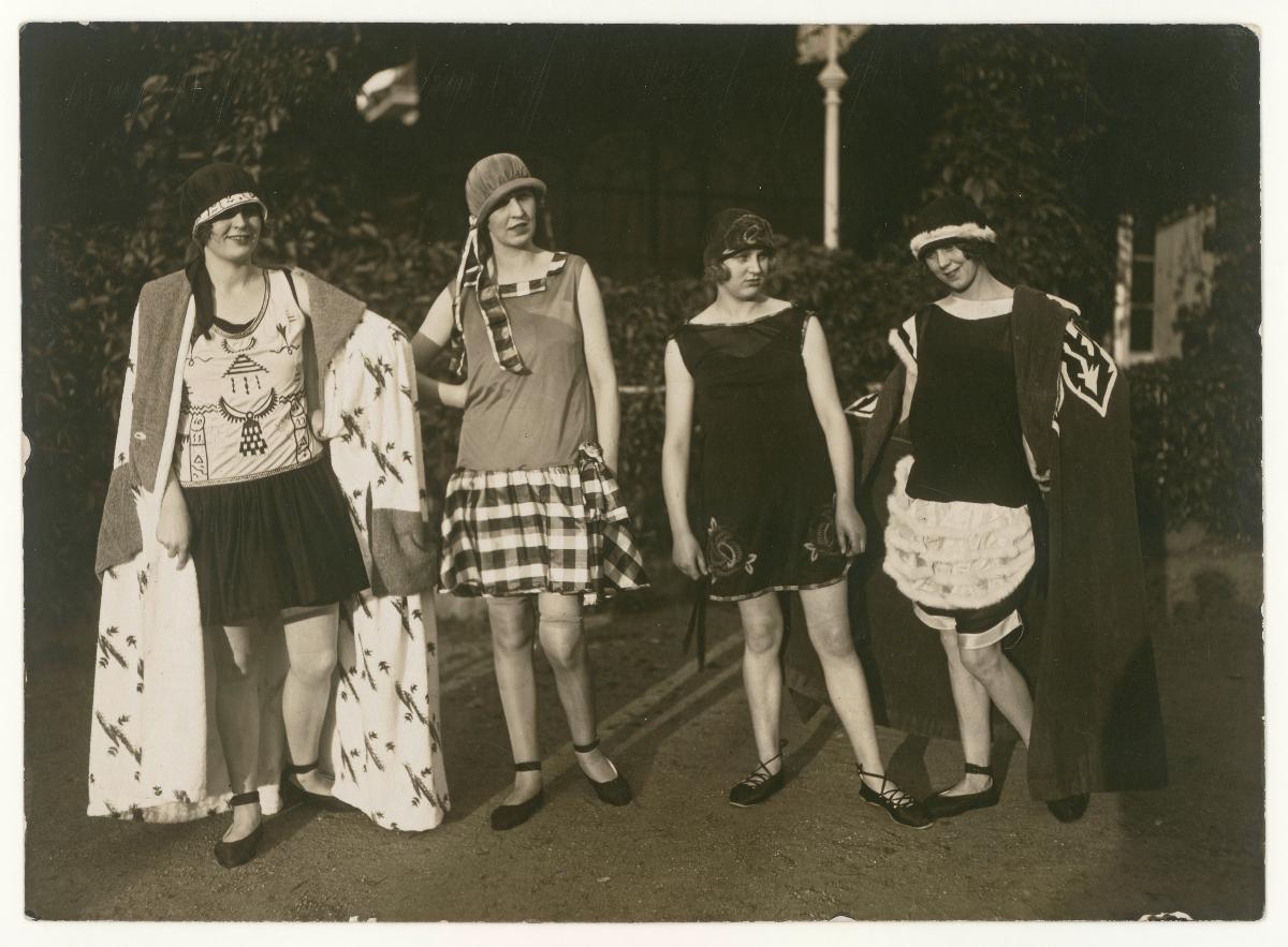 Frauen in Badeanzügen und Capes des Wiener Modellhaus M. Becker (Modellhaus Max Becker, Berlin)