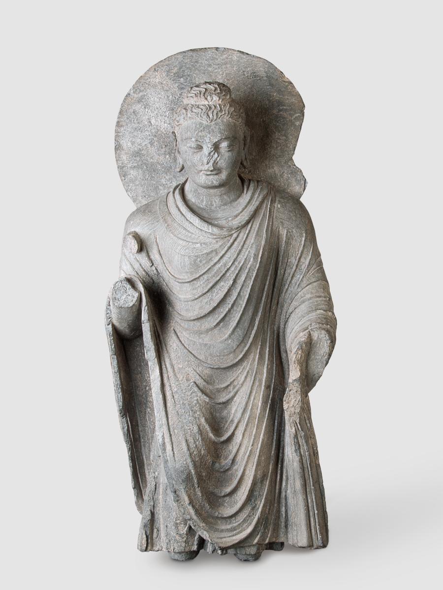 Stehender Buddha in Schutzgewährungsgeste (abhaya-mudra) (beschädigt)