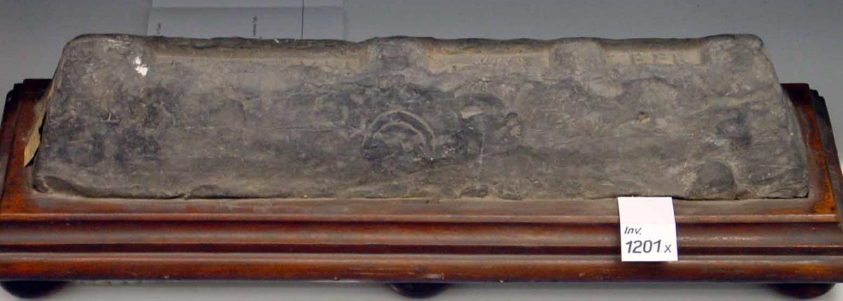 Bleibarren mit drei lateinischen Gussinschriften: MRAI RVFI; Caduceus mit Schleife; FER