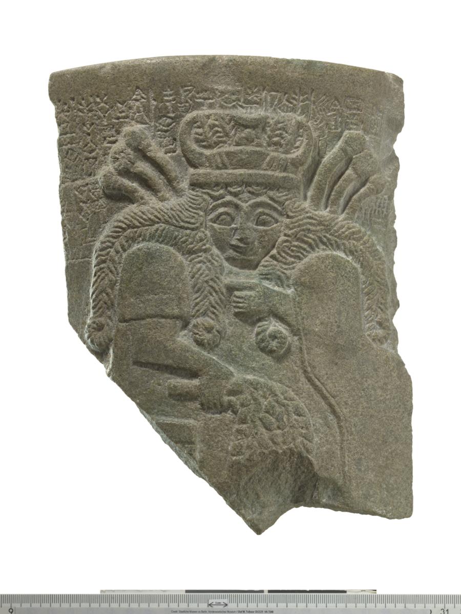 Fragment eines Steingefäßes mit der Darstellung der Göttin Nisaba