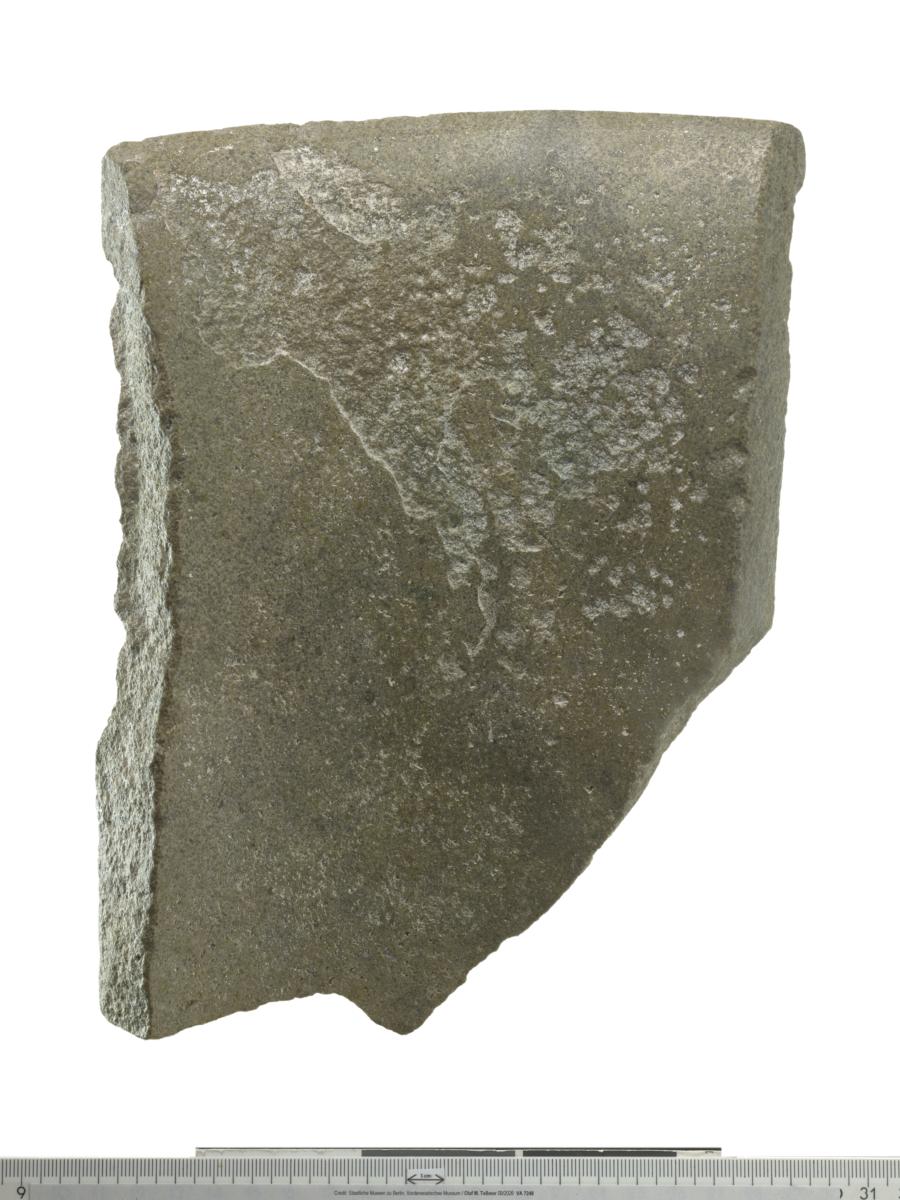 Fragment eines Steingefäßes mit der Darstellung der Göttin Nisaba