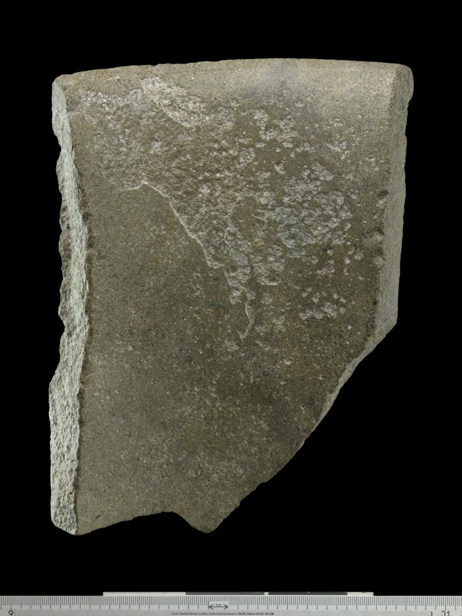 Fragment eines Steingefäßes mit der Darstellung der Göttin Nisaba