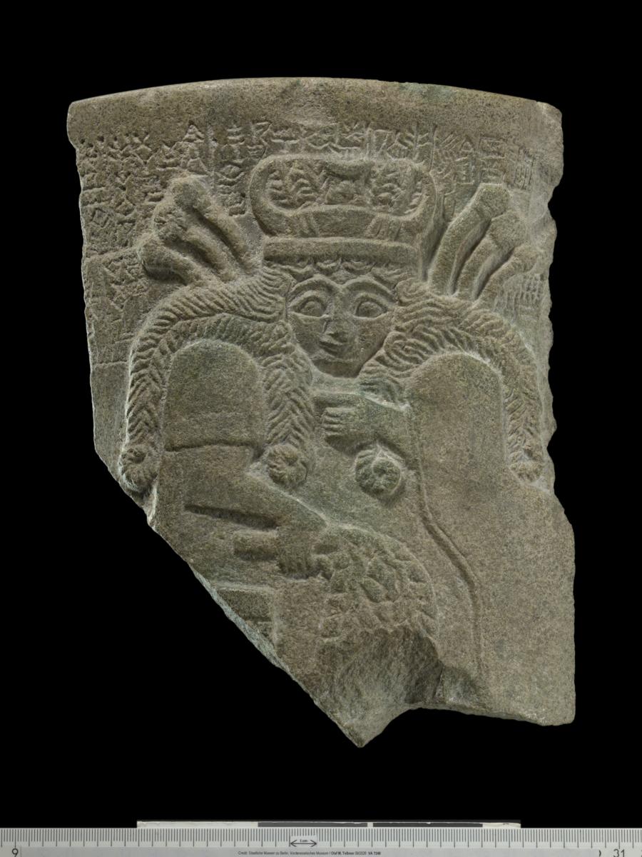 Fragment eines Steingefäßes mit der Darstellung der Göttin Nisaba