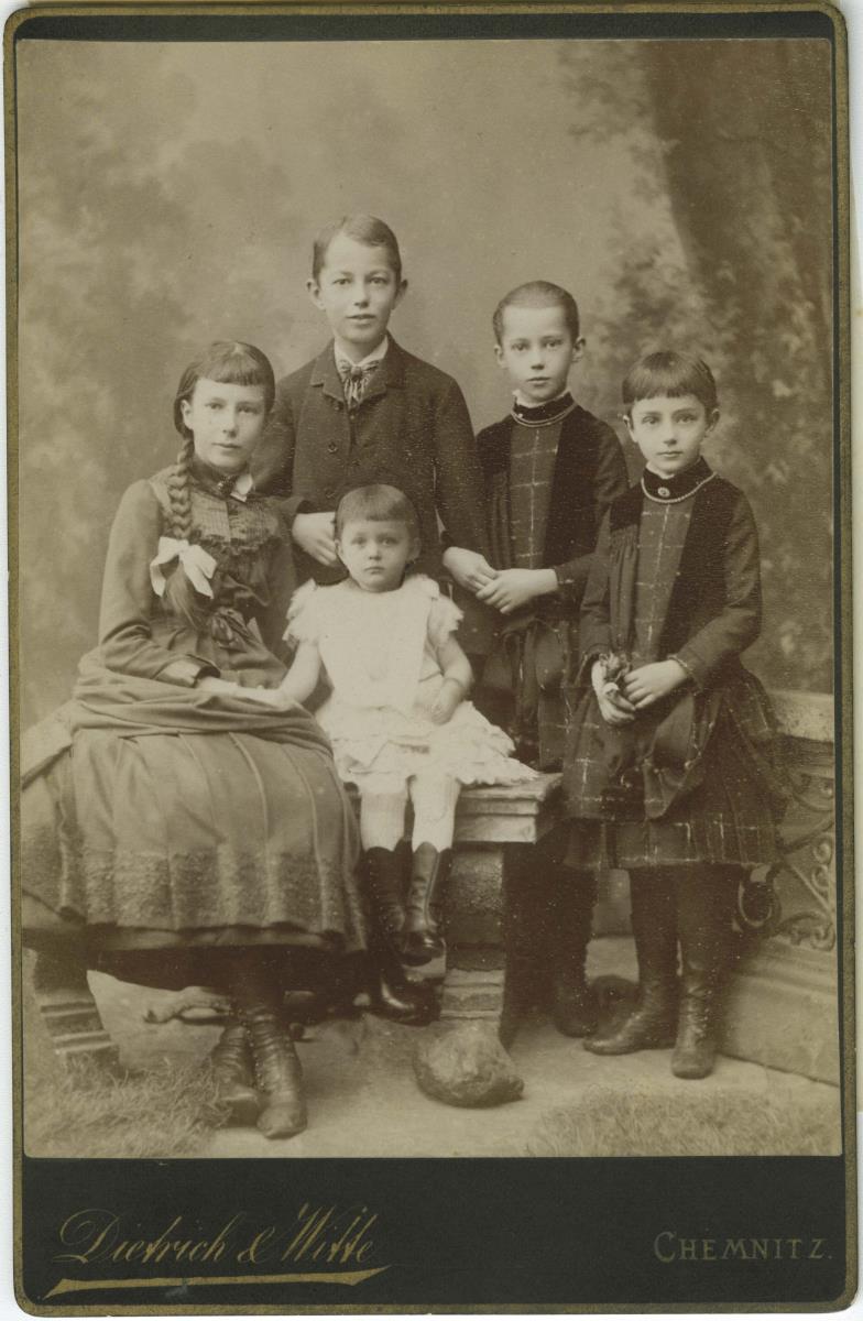 Porträt von fünf Kindern
