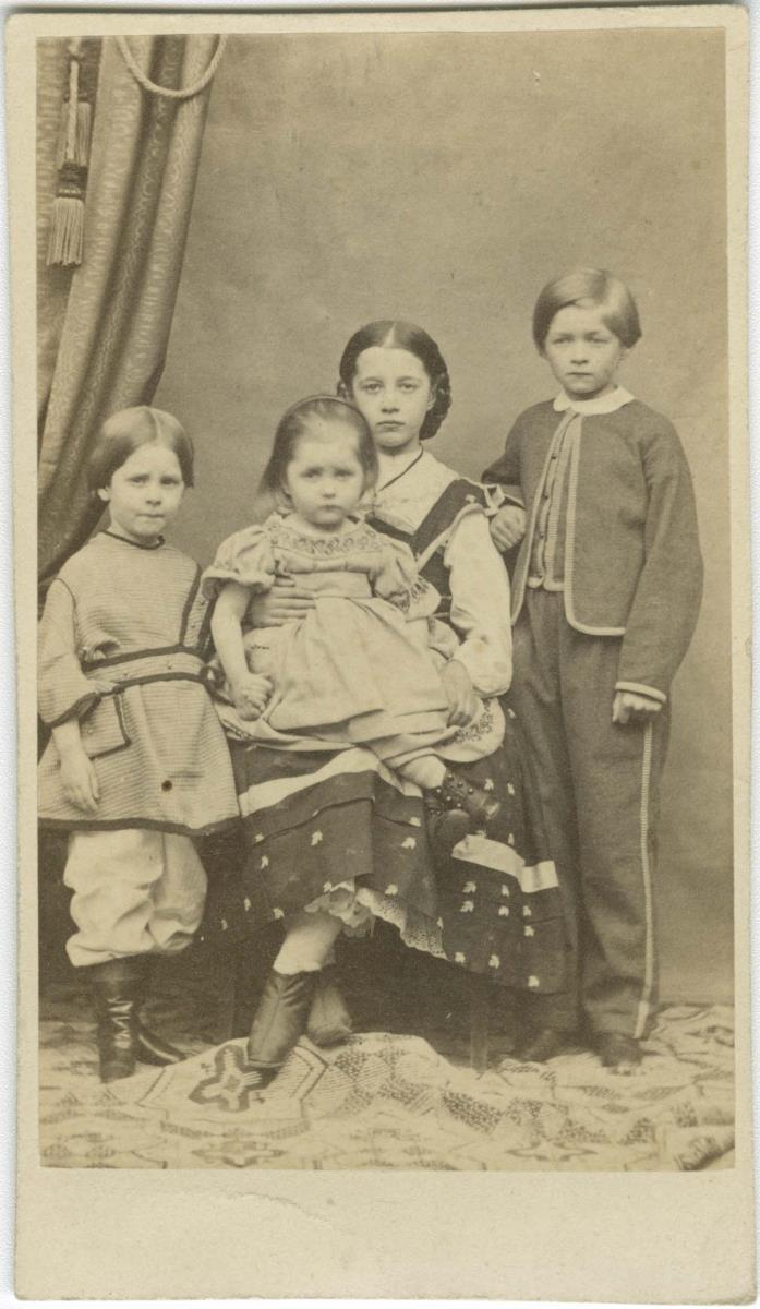 Porträt von vier Kindern