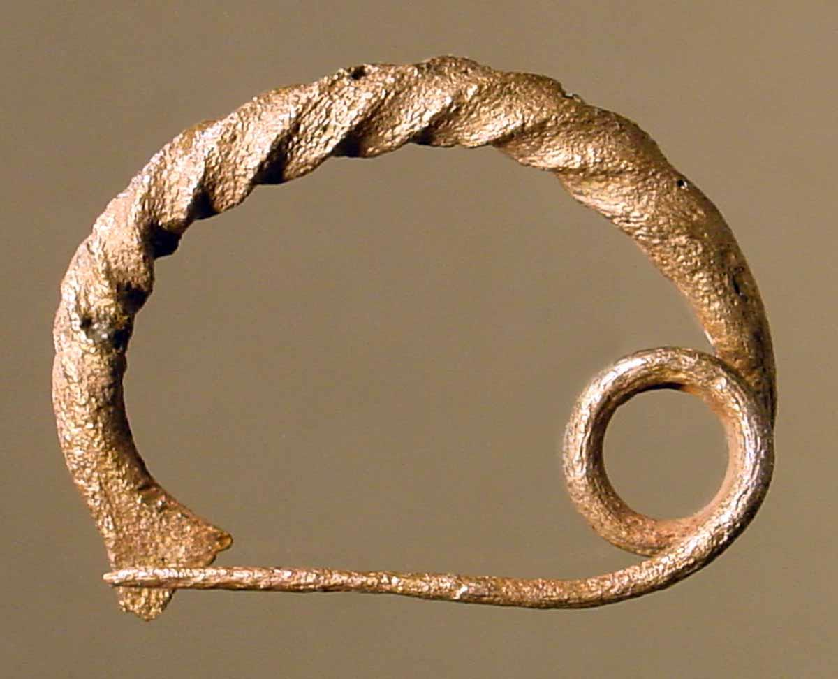Bogenfibel mit gewundenem Bügel