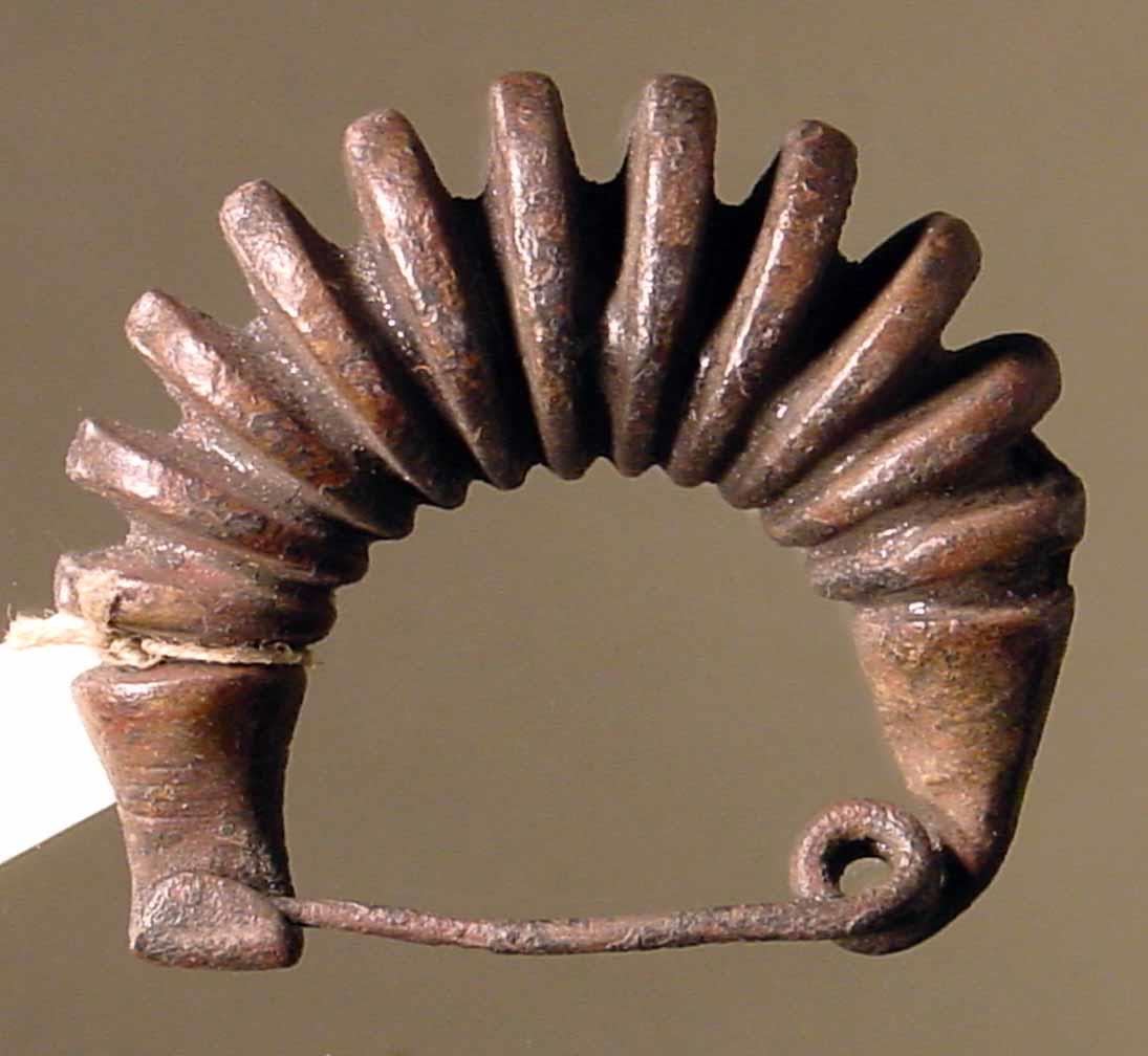 Tiefgerippte Bogenfibel