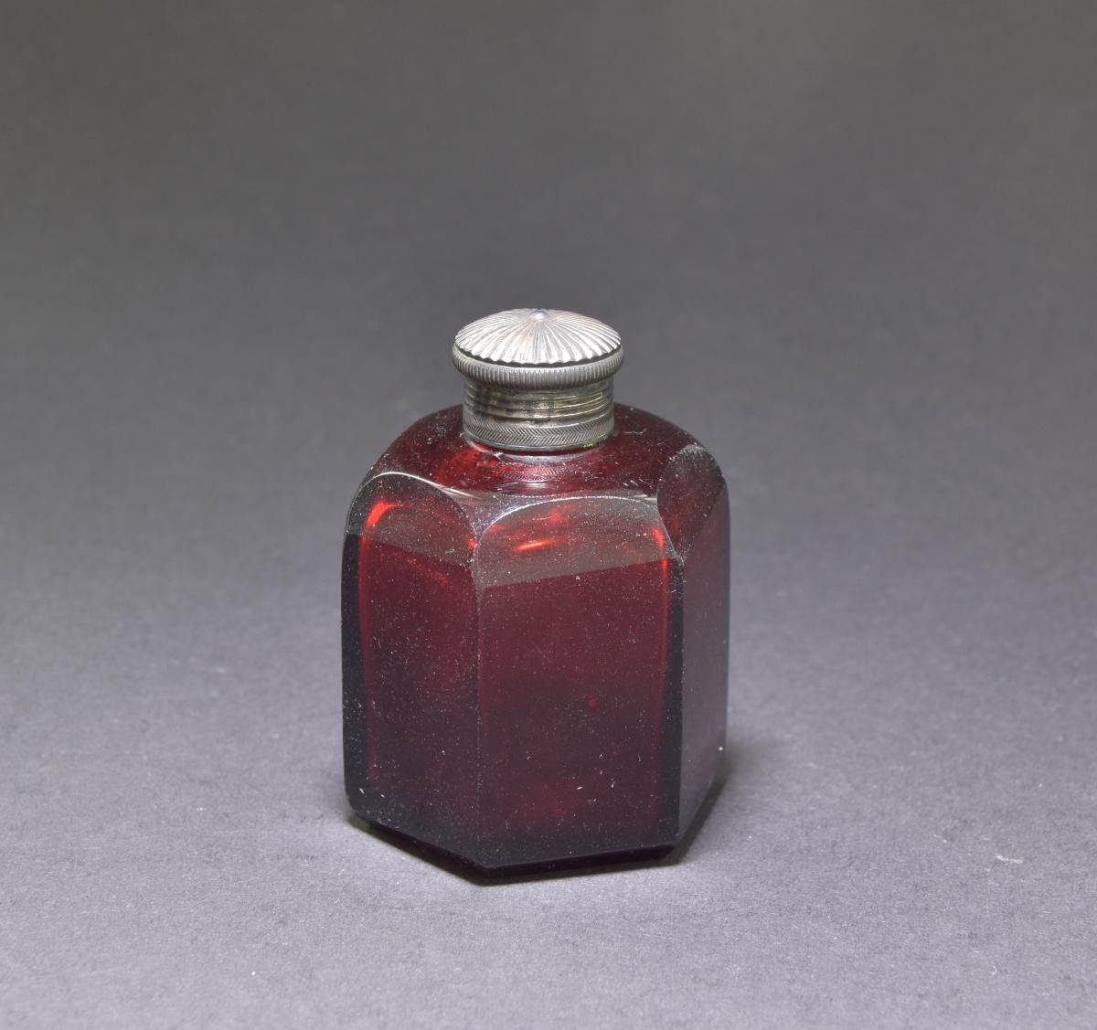 kleine Sechskantflasche mit Montierung