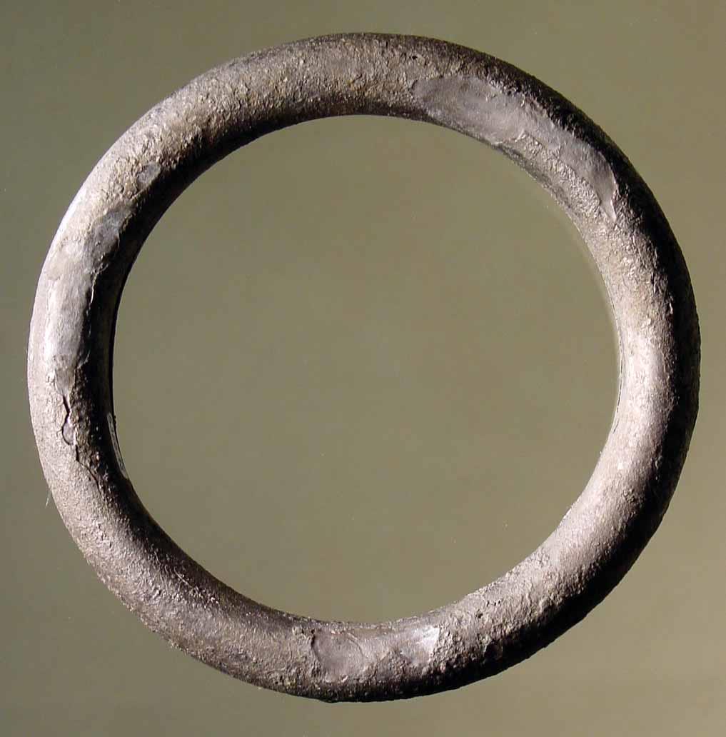 Armband von ovalem Querschnitt, vollständig geschlossen; aus einem Blechstreifen zusammengebogen und innen hohl; die Naht läuft auf der Innenseite entlang