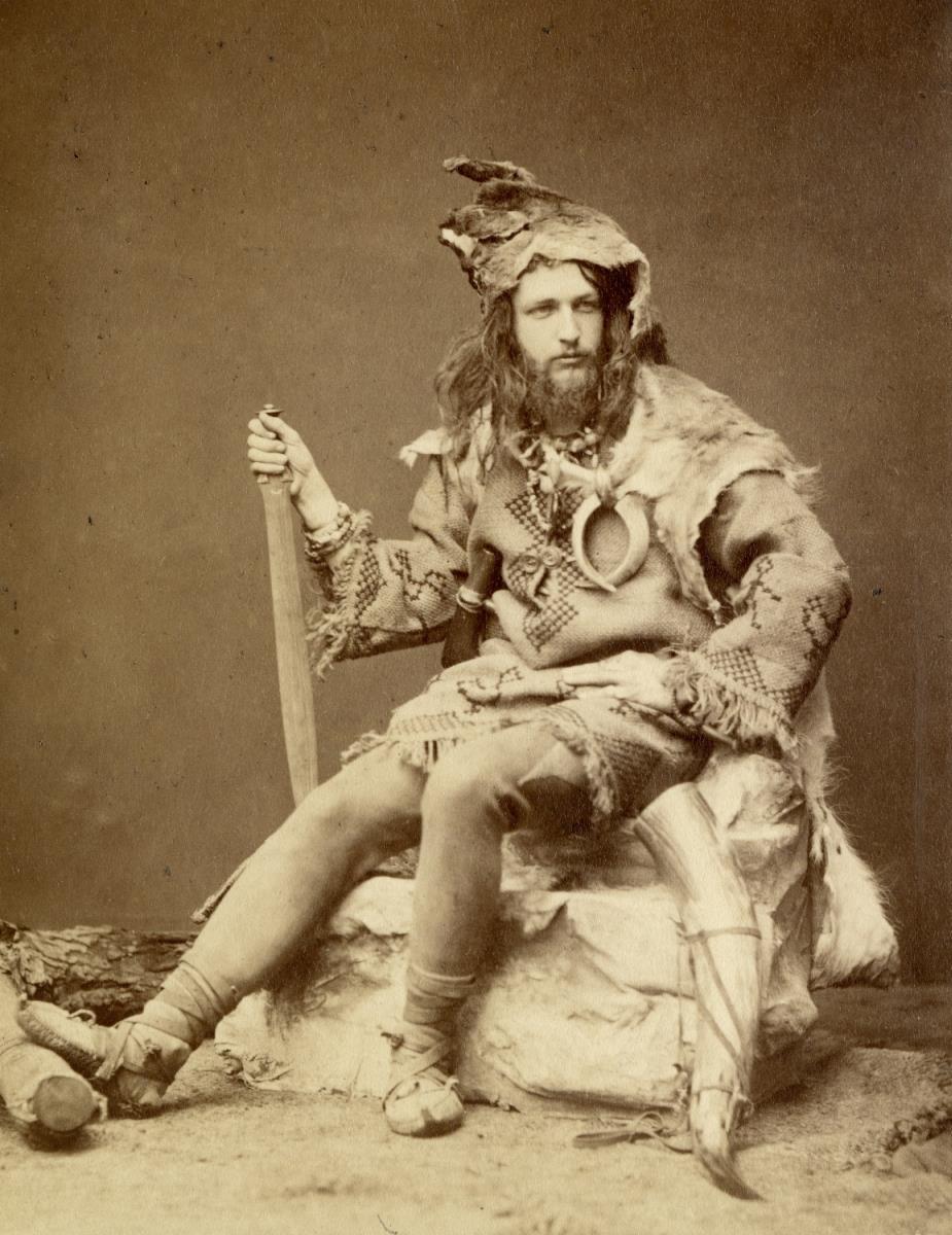 Portraitaufnahme von Felix von Luschan Felix im urzeitlichen Kostüm