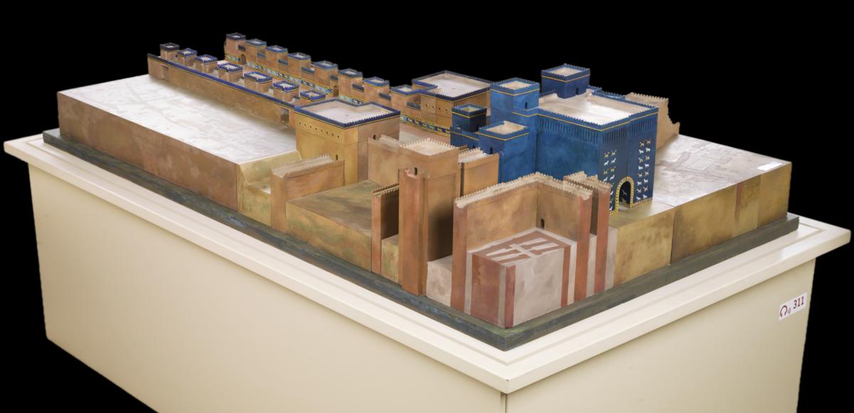 Modell der Prozessionsstraße und des Ischtar-Tores von Babylon, (Maßstab 1:100)