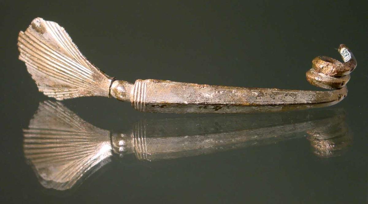 Bügel einer größeren geometrischen Fibel, oben gerillt